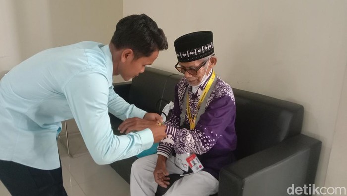 1746097712362-potret-kedatangan-kloter-pertama-calhaj-jabar-di-embarkasi-kertajati-1746093741359_169