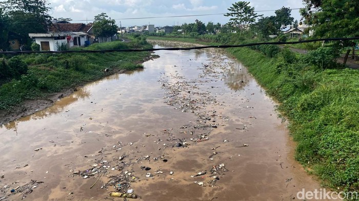 1747436755233-sampah-di-aliran-sungai-citarik-kabupaten-bandung-1747382187271_169