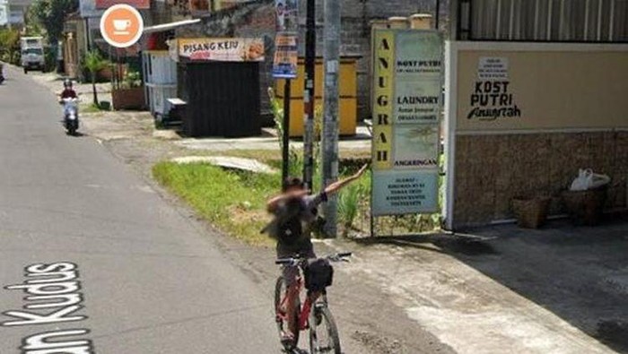 1748624779486-kumpulan-orang-random-di-google-street-view-di-luar-nurul-7_169