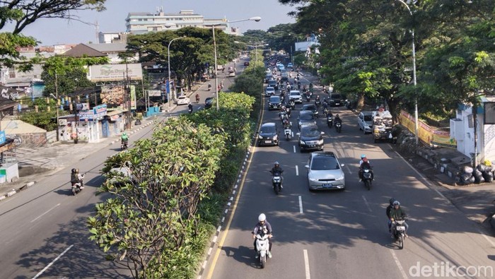 libur-hari-buruh-atau-may-day-152025-belum-berdampak-signifikan-di-kota-bandung-jawa-barat-jabar-1746066943590_169-slot-gacor-1438