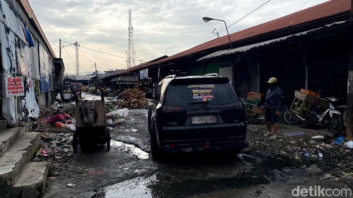 1751627197748-sampah-di-pasar-gedebage-1751612360594_169