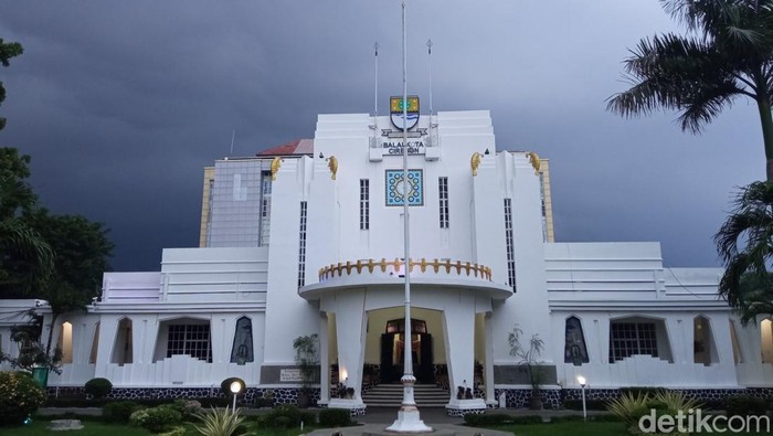 1752383257692-gedung-balai-kota-cirebon-1747388276290_169