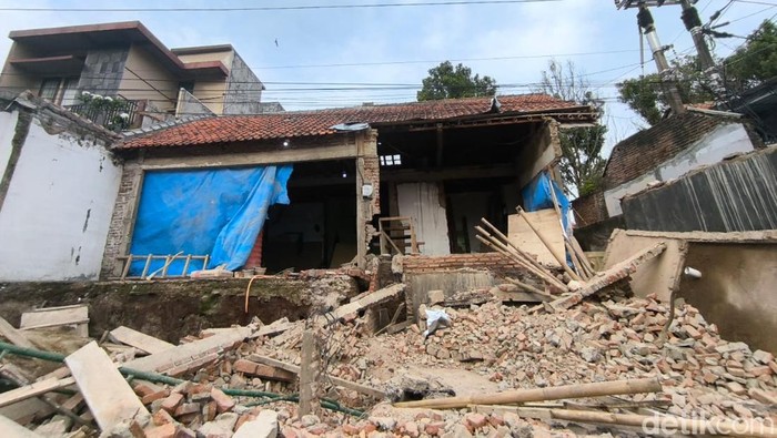 1752512839530-potret-rumah-ambruk-saat-renovasi-yang-tewaskan-satu-kuli-bangunan-1752490379543_169