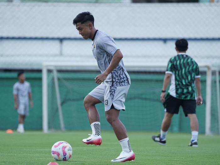 1753096003499-para-pemain-persib-bandung-di-thailand-1753069066385_43