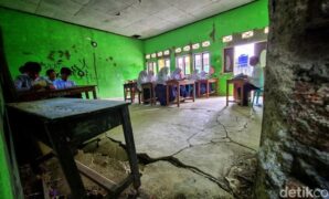 1757352258438-siswa-mts-miftahul-barokah-belajar-di-ruang-kelas-dengan-lantai-retak-dan-dinding-penuh-coretan-di-kampung-gempol-desa-cikadu--1757312193121_169