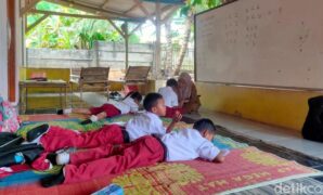 1757352269928-potret-muris-sdn-tegal-benteng-yang-mengungsi-belajar-di-perumahan-warga-karena-ruang-kelas-tak-layak-1757324096782_169