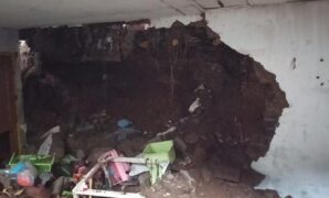 1757439314332-longsor-timpa-rumah-di-lembang-1757420432610_169