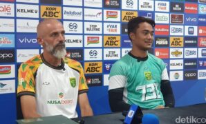 1757611639122-pelatih-dan-pemain-persebaya-1757594179737_169