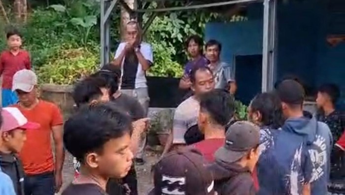 1757849052119-tangkapan-layar-video-viral-cekcok-kurir-dan-konsumen-1757822109105_169