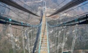 1757870589341-penampakan-jembatan-tertinggi-dunia-yang-dibangun-china-1744609690657_43