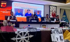 1758778212060-jumpa-pers-tersangka-kasus-demo-rusuh-di-bandung-dan-perusakan-pos-polisi-di-gentong-tasikmalaya-1758076042248_169