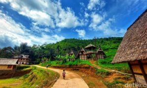 1758778592010-suasana-di-kampung-adat-kawasan-desa-sirnaresmi-1758694307964_169