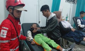 1759253461161-pelajar-garut-keracunan-mbg-1759240176291_169