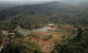 1759296947096-akses-jalan-rusak-menghambat-kunjungan-ke-desa-wisata-hanjeli-1759226512457_169