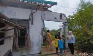 1759318059120-rumah-citra-nofera-yang-ambruk-terbawa-arus-sungai-cimanuk-1759316648727_169