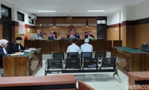 1759318190159-persidangan-kasus-penyiraman-air-keras-ibu-dan-anak-di-sukabumi-1759308797046_169