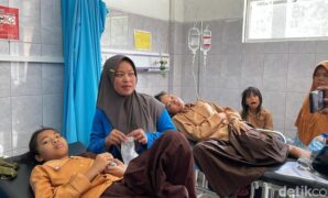 1759318270902-siswa-yang-keracunan-mbg-di-cigugur-pangandaran-1759305077139_169