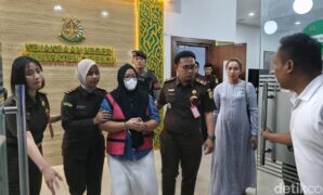 1759339466004-my-rompi-pink-pegawai-bank-tersangka-kasus-tindak-pidana-korupsi-1759330757705_169