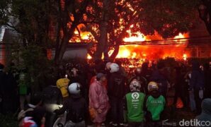 1759383038206-mess-mpr-ri-yang-terbakar-di-jalan-diponegoro-kota-bandung-1756467605369_169