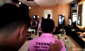 1759404452548-tersangka-korupsi-pupuk-subsidi-di-tasikmalaya-1759399133665_169