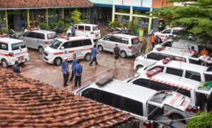 1759404468860-evakuasi-massal-pelajar-smp-di-banjar-diduga-keracunan-mbg-1759316776434_169