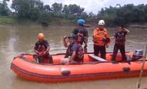 1759469101080-petugas-tim-sar-gabungan-melakukan-pencarian-wanita-asal-cilacap-yang-diduga-hilang-di-sungai-citanduy-1759457226259_169