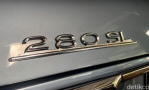 1759469194454-mobil-mercy-model-pagoda-w113-koleksi-bj-habibie-yang-dibeli-ridwan-kamil-di-sebuah-bengkel-di-gegerkalong-bandung-1759465939290_169