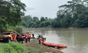 1759490903739-proses-evakuasi-jasad-sri-di-pangandaran-1759489230635_169