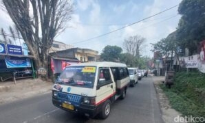 1759555498571-angkot-di-bandung-barat_169