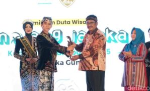 1759555665235-finalis-jajaka-kabupaten-sukabumi-menerima-penghargaan-dari-bupati-sukabumi-asep-japar-pada-malam-grand-final-pemilihan-mojang-1759538118143_169
