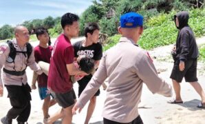 1759577276863-dua-orang-wisatawan-asal-bandung-terseret-ombak-saat-bermain-air-di-pantai-karangpapak-garut-1759569555063_169