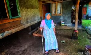 1759577347197-saodah-ditemani-putranya-heri-berulangkali-mengucap-syukur-bisa-pulang-ke-kampung-halaman-setelah-15-tahun-tanpa-kabar-1759205647057_169