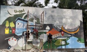 1759577363564-mural-trio-alumni-isbi-yang-bikin-taman-sejarah-bandung-kini-berwarna-warni-1759545541526_169
