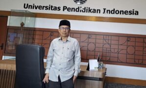 1759598800934-ketua-ika-upi-bandung-amich-alhumami-1759584646251_169