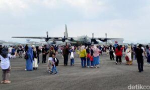 1759684955495-ribuan-warga-bandung-nikmati-pengalaman-naik-pesawat-milik-tni-1759650276064_169