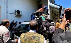 1759728261161-proses-evakuasi-macan-tutul-masuk-hotel-di-bandung-senin-6102025-1759726180753_169