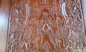 1759728347656-lawang-kahagung-di-keraton-kacirebonan-1759484908374_169