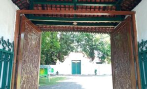 1759728407185-lawang-kahagung-di-keraton-kacirebonan-1759479955935_43