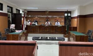 1759749980276-persidangan-kasus-penyiraman-air-keras-terhadap-ibu-dan-anak-di-sukabumi-1759748217097_169