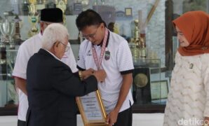 1759749991000-bupati-ciamis-herdiat-sunarya-menerima-penghargaan-dari-pwri-pusat-1759737172988_169