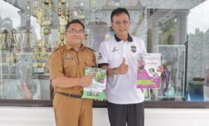 1759750028557-bupati-ciamis-herdiat-sunarya-bertemu-tatang-hidayat-asn-puskesmas-cipaku-yang-ubah-limbah-tahu-jadi-pupuk-dan-paving-blok-1759734206557_169