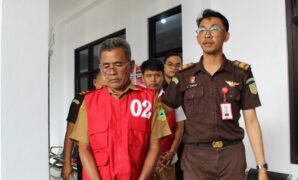 1759772144867-kades-dan-bendahara-desa-gunungaci-saat-ditangkap-kejaksaan-negeri-kuningan-1759755999257_169