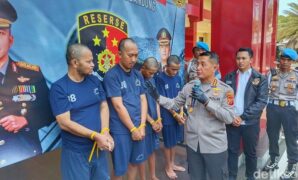 1759772150467-kapolresta-bandung-kombes-aldi-subartono-saat-melakukan-press-release-di-mapolresta-bandung-soreang-kabupaten-bandung-senin-61-1759736233209_169