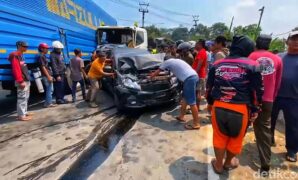 1759814880129-sejumlah-warga-membantu-mengevakuasi-mobil-yang-ringsek-setelah-tertabrak-truk-di-jalan-raya-sukabumi-bogor-tanjakan-pamuruyan-1759811437173_169