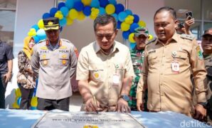 1759857867496-bupati-karawang-aep-syaepuloh-saat-meresmikan-sentra-umkm-kecamatan-rawamerta-1759828952283_169