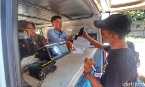 1759858127814-para-pengendara-saat-terjaring-razia-dan-langsung-membayar-pajak-di-jalan-katapang-soreang-1759841193185_169