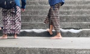 1759878892195-anak-tangga-berbentuk-aneh-di-jalur-menuju-pemakaman-raja-raja-mataram-islam-di-imogiri-bantul-anak-tangga-itu-diyaakini-sebag-1759655269070_169