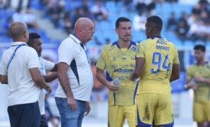 1759879028463-gelandang-persib-thom-haye-tengah-1759028930550_169