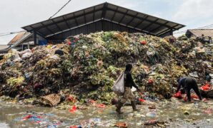 1759944267452-gunungan-sampah-kembali-hantui-pasar-induk-caringin-bandung-1758274471149_169