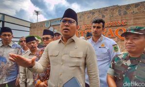 1759944365642-wakil-menteri-pertanian-wamentan-sudaryono-saat-wawancara-bersama-awak-media-di-ponpes-al-ittifaq-kecamatan-rancabali-kabupate-1759923104835_169